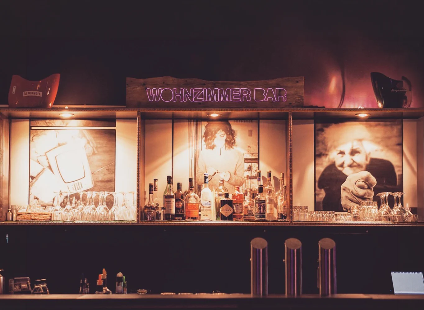 Die Theke der Wohnzimmerbar mit leuchtendem Schriftzug